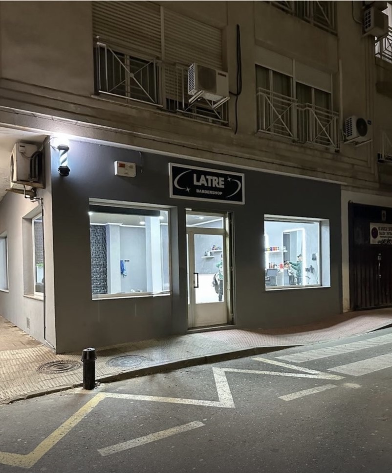 Fachada de Latre BarberShop en C. Pablo Luengo, Navalmoral de la Mata
